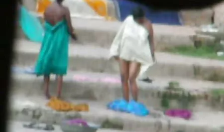 Bangla desi schamloser Dorfcousin-Nupur, der im kostenlose pornoseiten test Freien badet