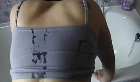 Nettes schwarzes kostenlose pornowebseiten Mädchen saugt weißen Freund Dick