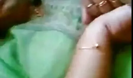 Blond die besten deutsche pornoseiten in einem winzigen schwarzen G-Sring masturbiert auf dem Boden
