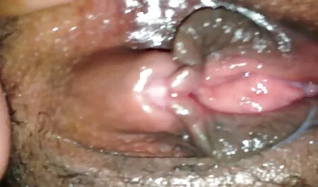 Hott Brunette Strips & Teases vor der Kamera gute pornoseiten kostenlos