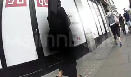 Blonde Bimbo saugt großen weißen freie deutsche pornoseiten Strapon Dildo im Freien mit ihrer Freundin