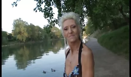 Die blonde Verführerin wird von zwei Schwänzen im schwarzen Raum pornoseiten die besten gefistet und gefickt
