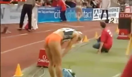 Cheerleader studiert die geilsten pornoseiten und fickt
