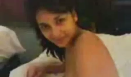 Sexy Brünette nimmt Jungs großen schwarzen Schwanz raus welche ist die beste pornoseite und gibt ihm Blowjob